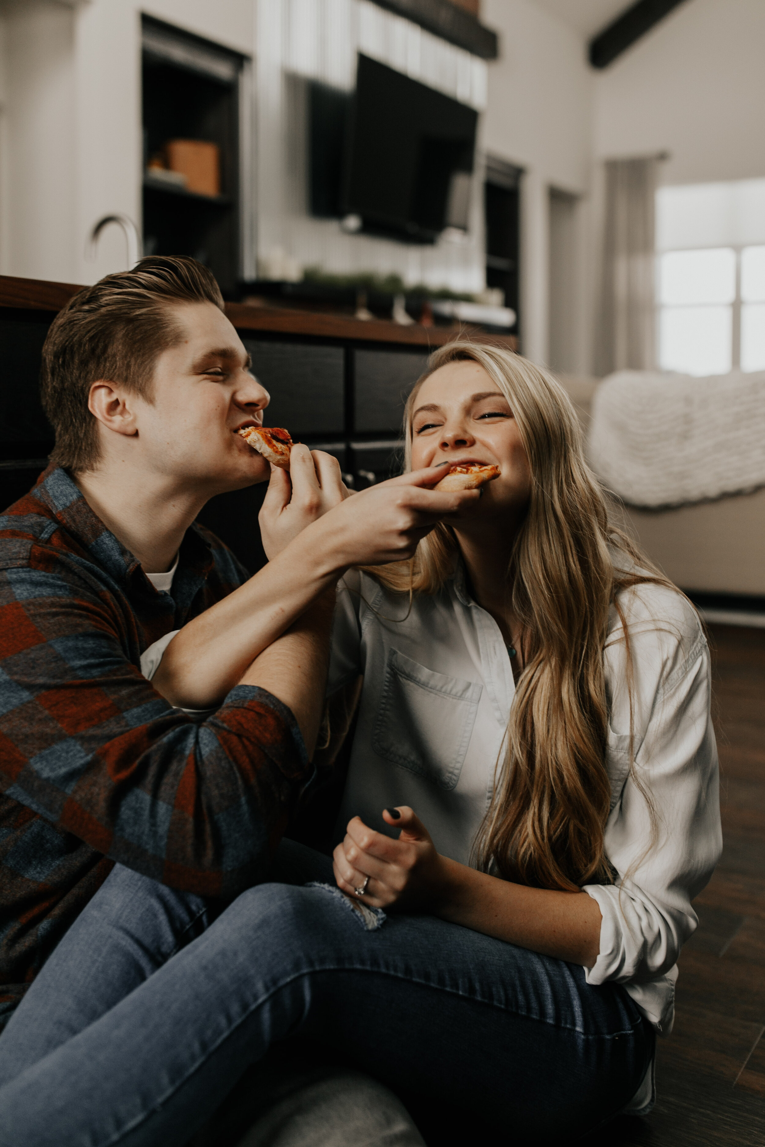 cozy, at home winter engagement session with homemade pizza | mak + sean