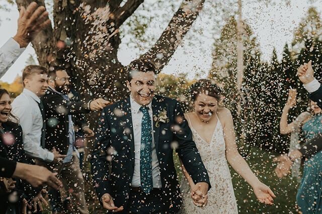 Covid tried to postpone their day but they got married anyway. Sydney + Chris opted for an intimate wedding day with their closest people and it was absolutely incredible !! I really missed days like this. So happy to be back to doing what I love 💛