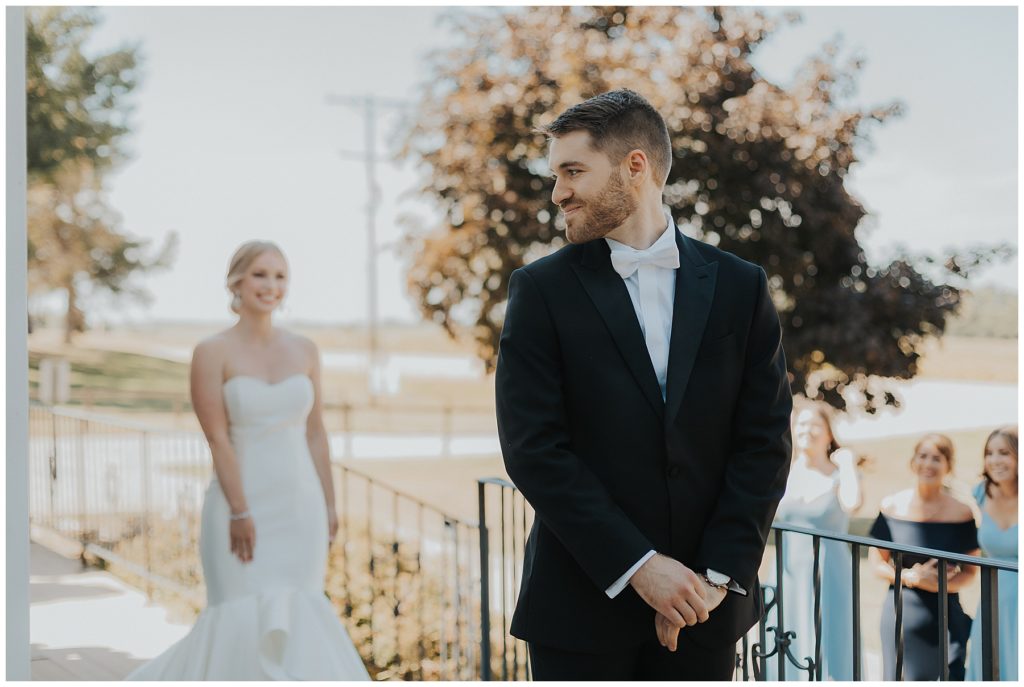 groom reaction to bride, first look 